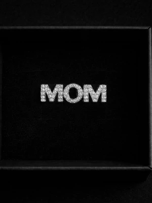 Ring med texten MOM i silver - Stilren ring i silverfärg med texten MOM, dekorerad med gnistrande stenar som ger en lyxig känsla. Perfekt accessoar för att visa uppskattning till någon speciell.