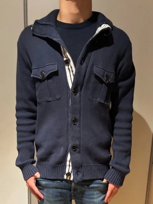 stickad cardigan  - Säljer en unik marinblå stickad cardigan. Perfekt för lager på lager och en avslappnad stil. Priset ej hugget i sten!