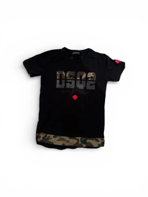 Svart DSQUARED2 t-shirt med camo-detaljer storlek s - Svart t-shirt från DSQUARED2 med stort DSQ2-tryck i camouflage på bröstet och texten 'Born in Canada' under. Röd lönnlöv-detalj framtill och camouflage-mönstrad kant längst ner. Kortärmad och rund halsringning.