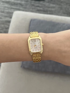 ✨Elegant klocka gulffärgad ✨vintage-inspirerad  - Supersnygg guldfärgad klocka med rektangulär urtavla och stilren design ✨ Ger en lyxig och elegant känsla – perfekt både till vardag och fest. Passar lika bra ensam som tillsammans med armband & ringar. ✨ Klassisk & trendig modell ✨ Elegant guldfinish ✨ Perfekt som present eller statement-accessoar I mycket fint skick 🤍 Skickas snabbt 📦 Hör av dig om du vill ha fler bilder! 