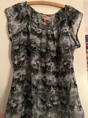 Topp med döskalle motiv - Söt topp som är lite genomskinlig med döskallar. Köpt secondhand 
