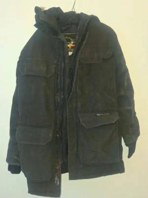 Canada goose jacka - Välanvänd, pälsen är torkad pga ålder. Rekommenderar att ta bort den eller ersätta den. Färgförändringar. Perfekt som extra jacka för tillfällen man inte behöver vara försiktig. 