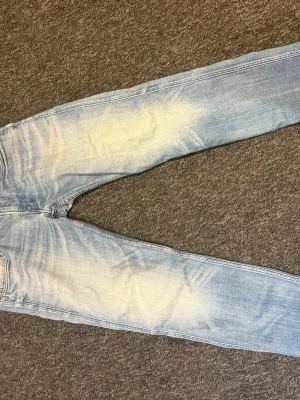 Replay anbass  - Säljer ett par ljusblå Replay . Jeansen har klassisk femficksmodell . Perfekta för dig som gillar en avslappnad men trendig stil.