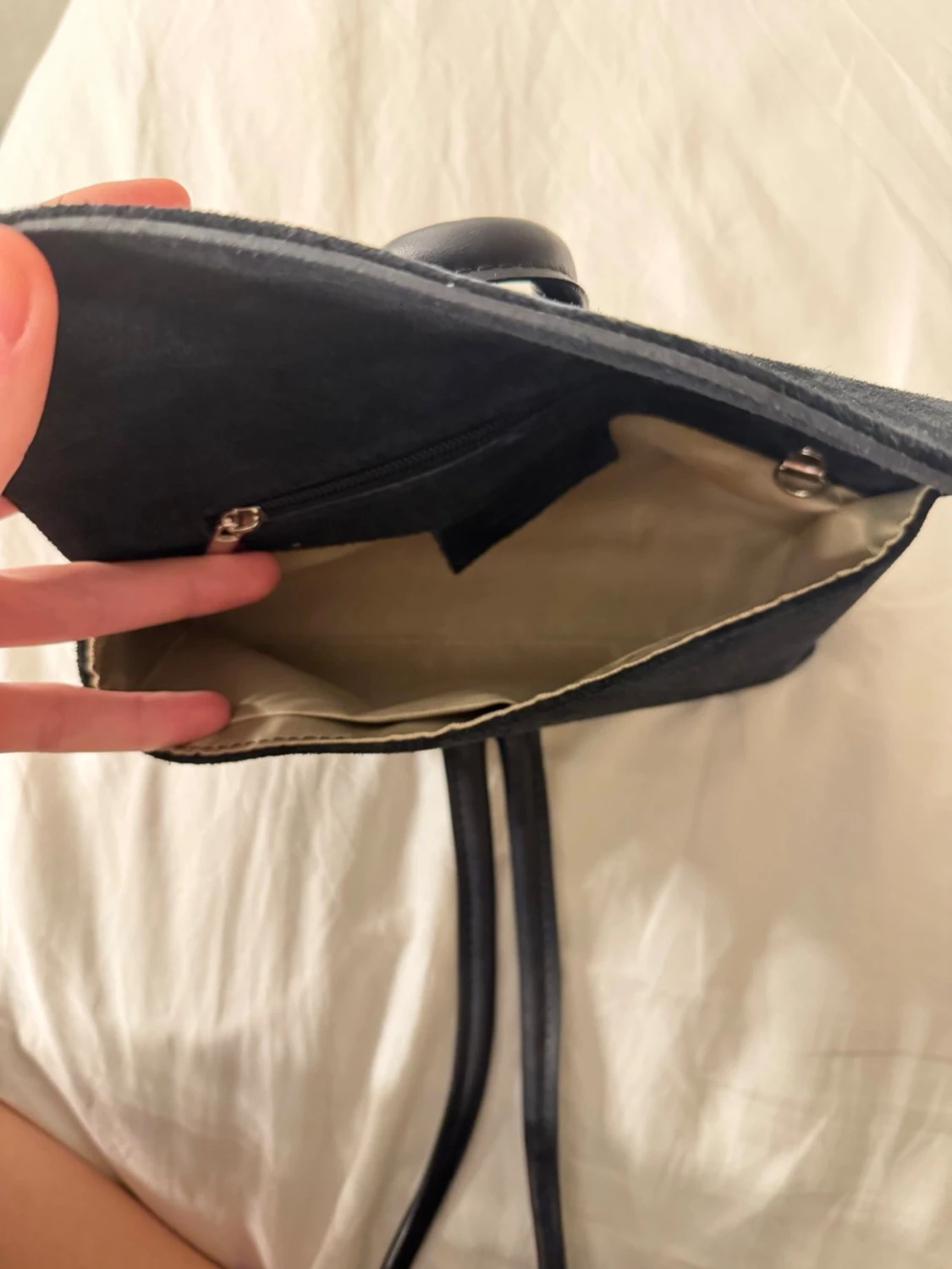 Svart mocka kuvertväska med knutdetalj - 2