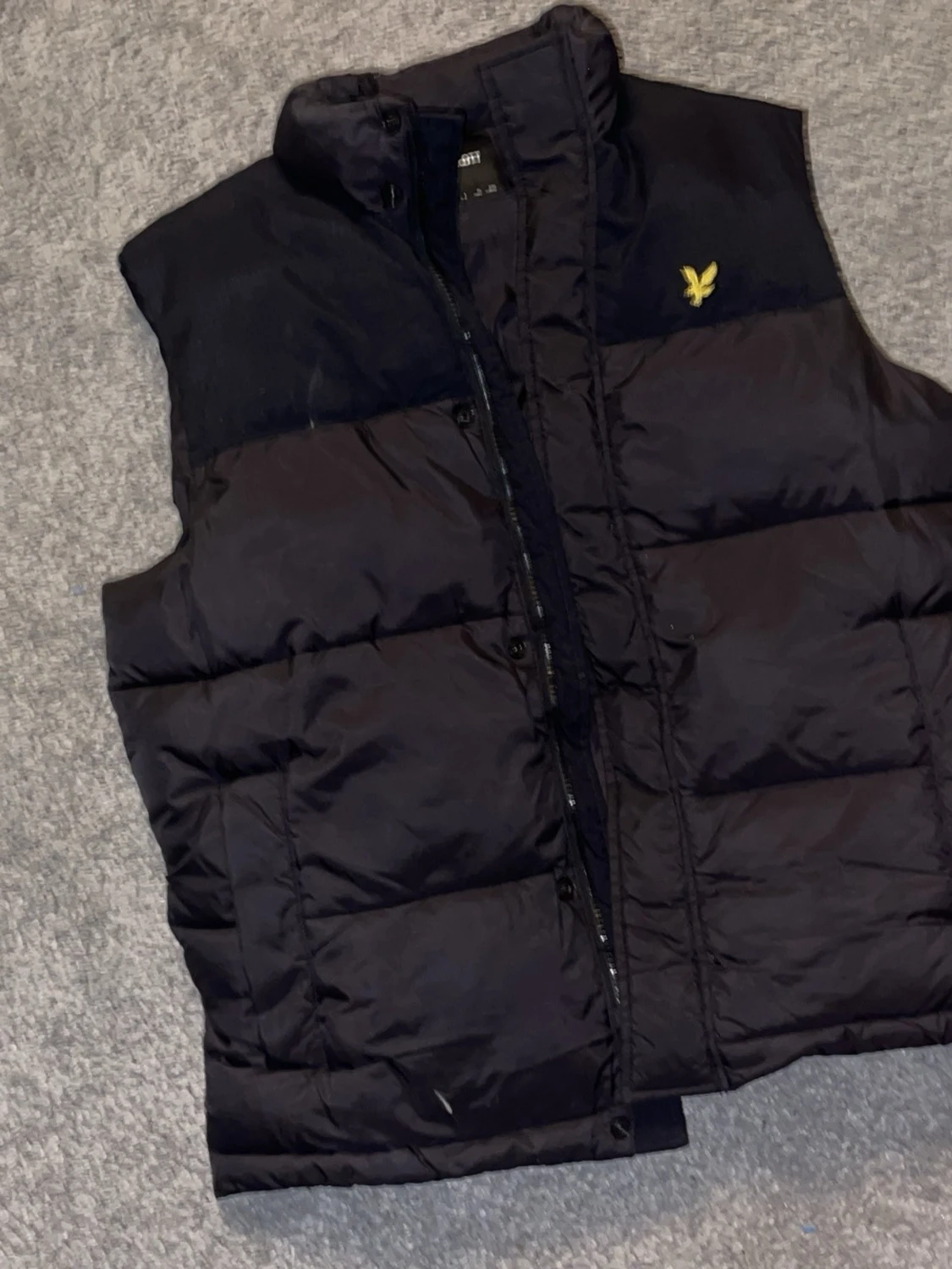 Svart dunväst från Lyle & Scott