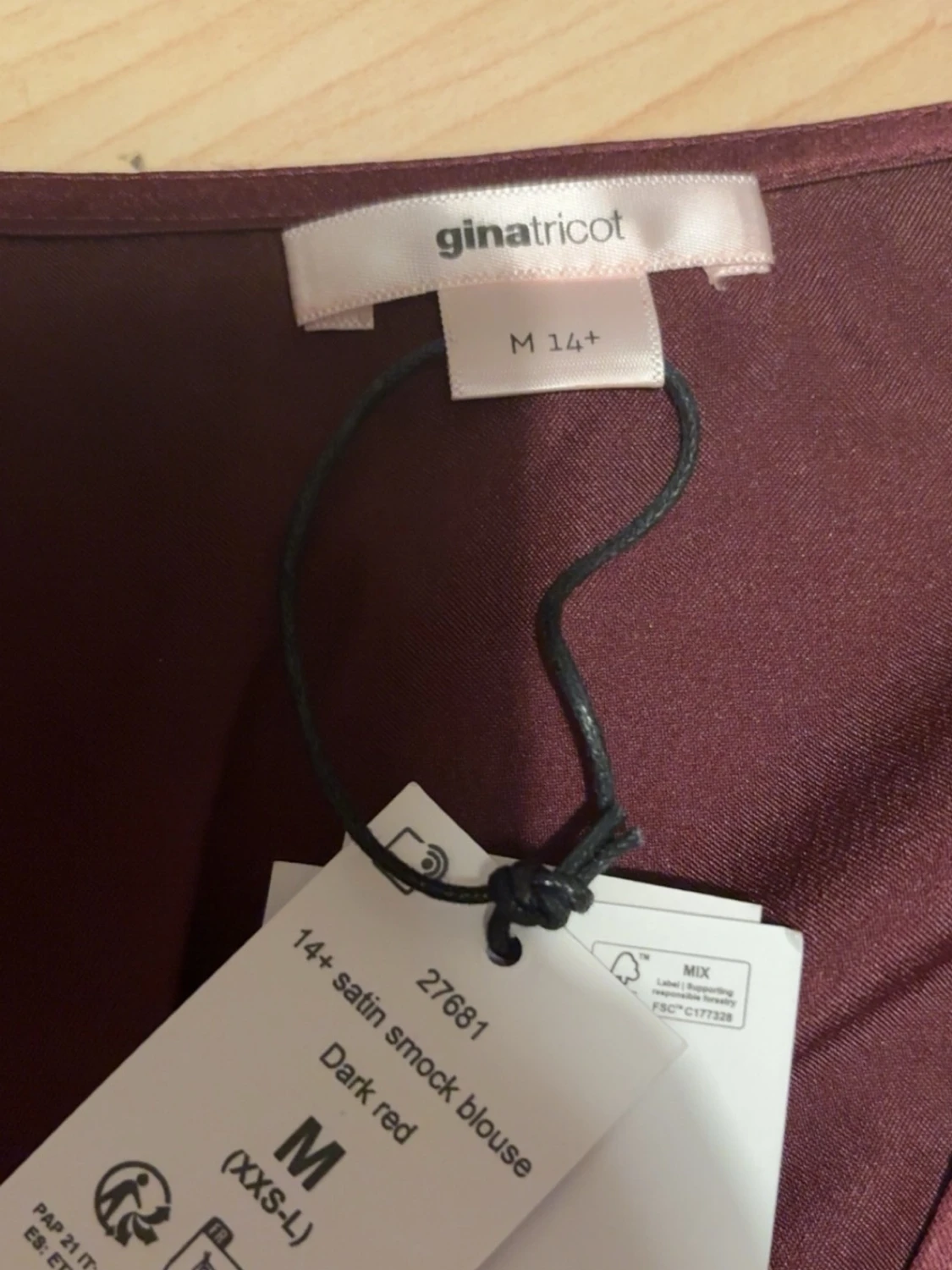 Vinröd omlottopp från Gina tricot  - 4