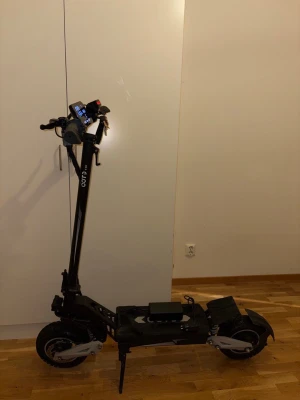 Svart el-scooter E-GO2 Pro - Elektrisk scooter i svart från E-GO2 Pro med breda däck, digital display och robust ram. Scootern har handtag med reglage, skärmar över hjulen och stödben. Perfekt för smidig transport i stan. Kör i ungefär 61km/h. 900w