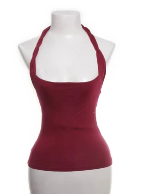 Vinröd halternecktopp - Topp från asos i storlek s. använd ”köp nu”. 25/1-2026