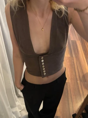 Brun jeanstopp med knappar/ Brown denim top - Helt perfekt brun jeans topp jag designat med pärlemoknappar, tyvärr lite stor för mig i midjan och bysten. Skriv för mått eller andra frågor 💕 Psst. Byxorna ligger också ute  "Absolutely perfect brown denim top I designed buttons, unfortunately a bit too big for me in the waist and bust. Message for measurements or other questions 💕 Psst. The pants are also listed on my account