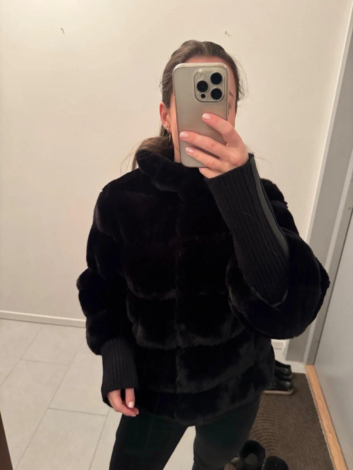Svart pälsjacka med stora krage - 3