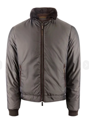 MooRER jacka  - Snygg mörkgrön bomberjacka från MooRER med mjuk krage och ribbade muddar. Jackan har dragkedja framtill, två sidofickor med dragkedja och en klassisk bomberpassform. Perfekt för kyligare dagar och stilren look. Ny pris 20,999kr