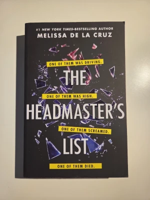 The Headmaster's List av De La Cruz - En spännande roman på engelska av Melissa De La Cruz. Boken handlar om fyra tonåringar, en tragisk olycka och hemligheter på en exklusiv skola.
