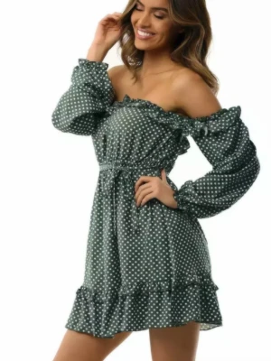 Grön prickig offshoulder klänning från Bonatti stl.M - Snygg grön kortklänning med vita prickar och volangdetaljer. Offshoulder-modell med långa puffärmar och resår i midjan för en smickrande passform. Perfekt för dig som gillar trendiga och lekfulla plagg.