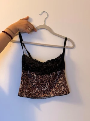 Leopard topp - Aldrig använd då den tyvärr var för liten. 🤎