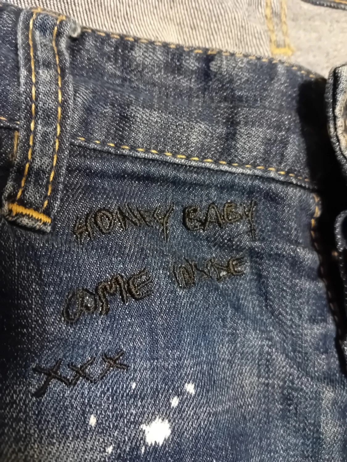 Dsquared2 jeans med röda och vita färg stänk. - 2