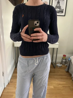 Marinblå ralph Louren tröja  - Skön ralph louren tröja som tyvär börjar bli för liten. Knappt använt den men köpte den på plick, fint skick💕