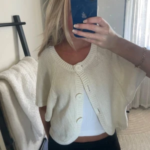 Vit kortärmad kofta - Vit jätte najs kortärmad kofta som passar till allt 🌟💓😁