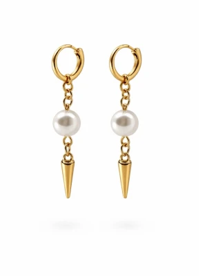 Guldörhängen med pärla och spets - Säljer ett par trendiga örhängen i guldfärgad metall med hängande vita pärlor och spetsiga detaljer. Örhängena har en cool kombination av klassisk pärla och edgy konformad spets. Perfekta för dig som vill sticka ut med din stil.