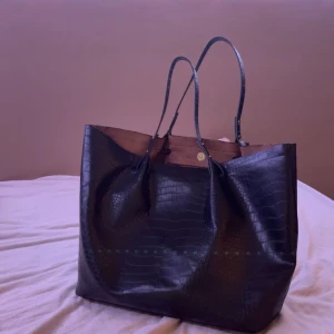 Svart shoppingväska i skinn - Säljer en stor svart väska som är perfekt till en daglig väska.