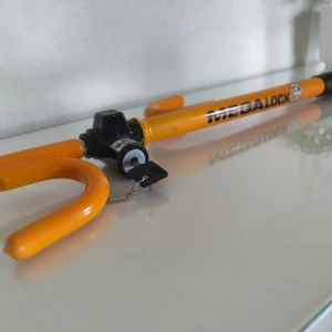 MEGA Lock rattlås - Stabilt MEGA Lock rattlås i orange färg, komplett med nyckel. Passar de flesta bilmodeller och ger extra säkerhet mot stöld. Låset är i gott skick med endast mindre yttre slitage. Enkel att montera och använda för tryggare bilägande.  Pris är ej hugget i sten 