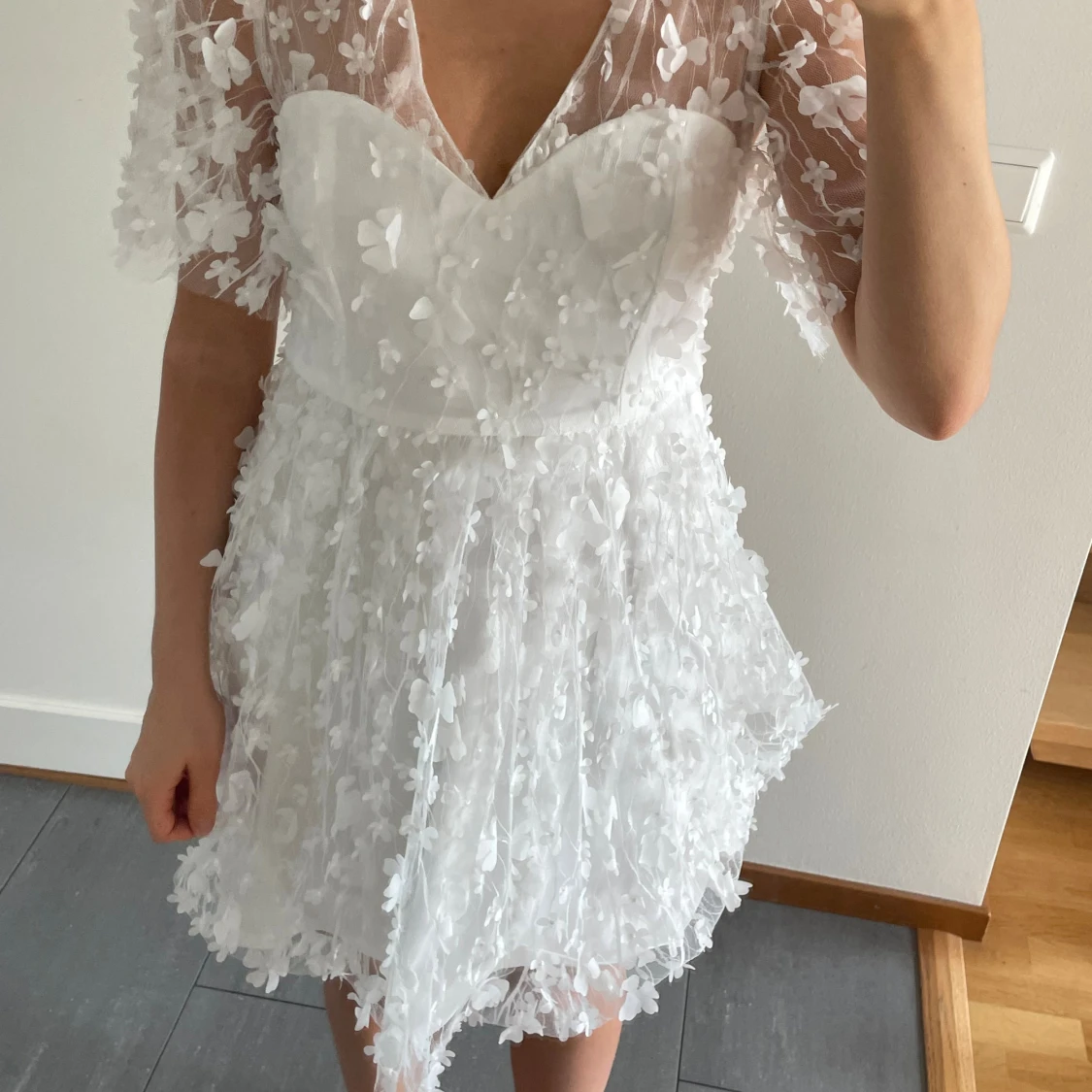 Vit blommig kortklänning med spets - 3