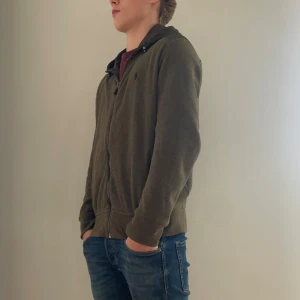 Ralph lauren cardigan - SEK-899 | Mycket fint skick | Personen på bilden är 173cm samt väger ca 60kg | Hör av dig vid frågor//SF