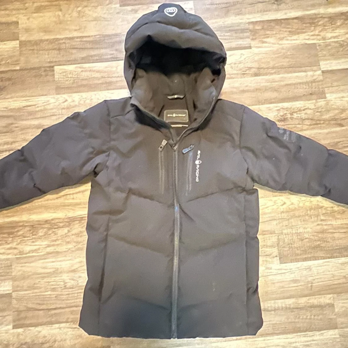 Svart pufferjacka från sailracing