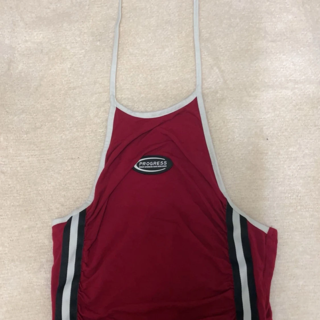 Röd topp från Progress med ränder
