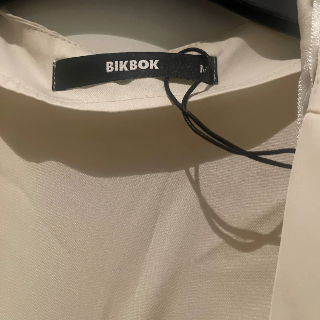 Vit omlottblus från BikBok - 2