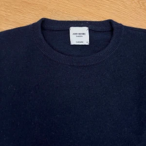 John henric kashmirtröja - Nypris 2500kr, skick 9/10 använd fåtal gånger inga defekter. Storlek M 100% kashmir