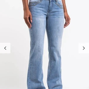 Låg midjade  jeans  - Snygga ljusblåa jeans med bootcut passform från madlady i st 34 regular. Ej använda mycket, ny pris 800 mitt pris 400