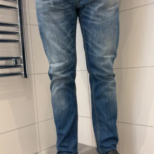 Dondup George - Ett par blåa dondup George jeans i storlek 32. Skicket är 10/10 och är nästan som nya. Innerbenslängden är 70cm och midjemåttet är 42cm.