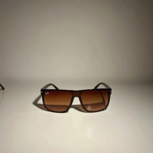 Ray-Ban solglasögon - Helt nya. Perfekta inför sommaren. Riktigt snygga och stilrena. Extremt bra pris så först till kvarn.😁. Ingen text eller märke på bågarna därför ej äkta och så bra pris.