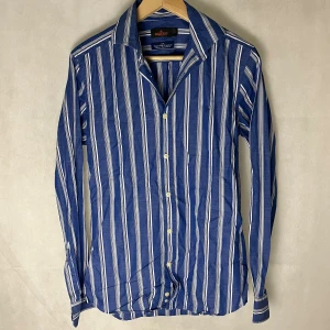 Morris skjorta - Riktigt soft Morris skjorta, storlek S. Modellen är 185. Sitter något liten. Väldigt fint skick.