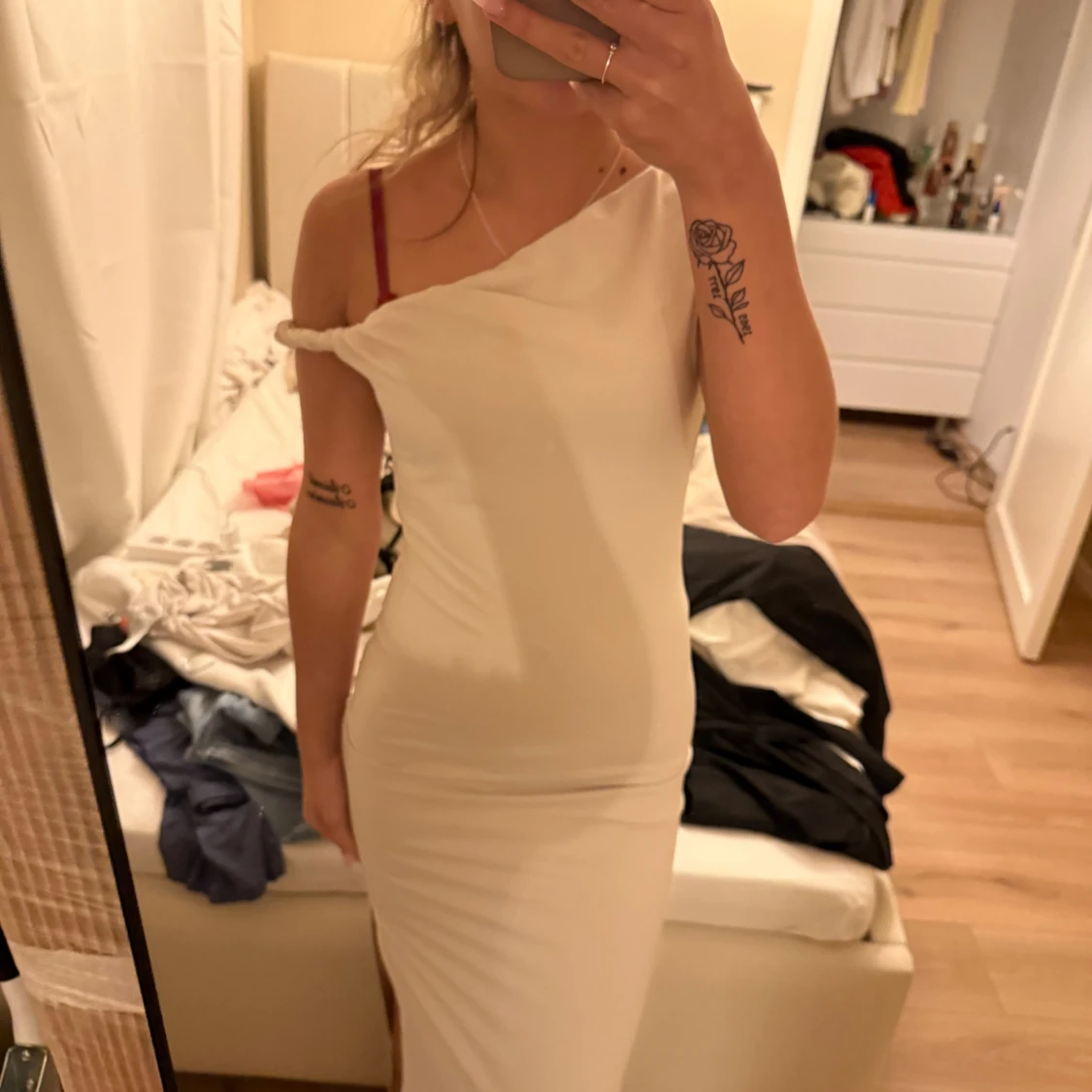 Beige långklänning med oneshoulder