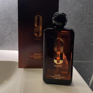 Afnan 9pm Elixir edp 100ml  - Afnan 9pm Elixir, 100ml. Ingredienser: Alcohol Denat., Parfum (Fragrance), Aqua (Water), Hexyl Cinnamal, Alpha-Isomethyl Ionone, Citronellol, Eugenol, Farnesol, Limonene, Coumarin, Geraniol, Linalool. Snygg design som sticker ut i mängden. Endast testad