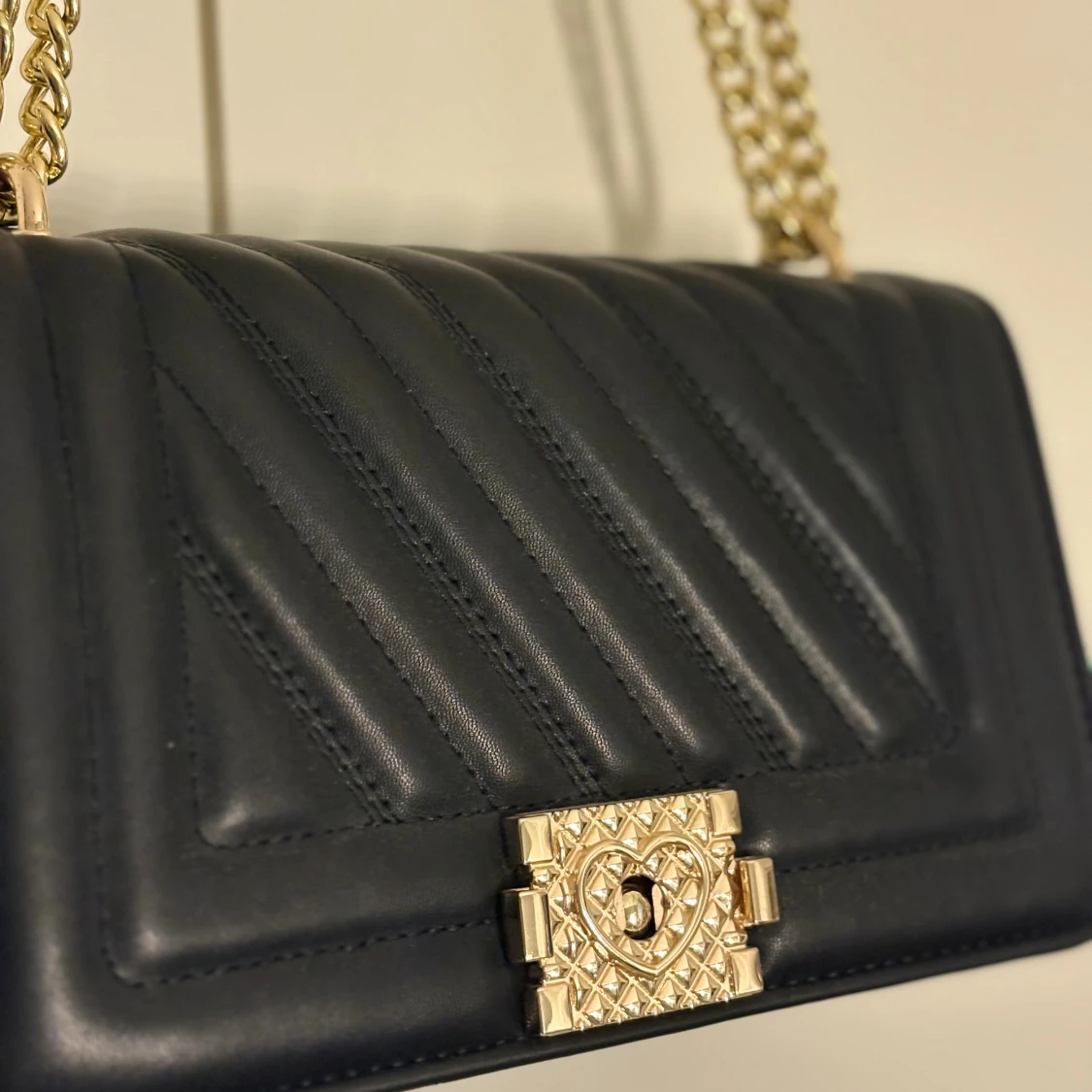 Svart quiltad axelväska med guldkedja - 2
