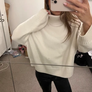 Vit stickad polo - Säljer en snygg vit stickad polotröja från hm