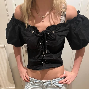 Svart offshoulder topp med snörning - Såå snygg😍storlek M men passar S💞