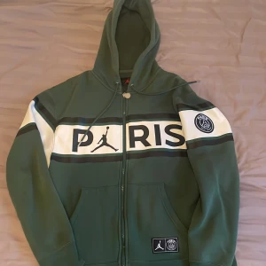 PSG x Jordan Hoode  - Tjena! Säljer just nu min Jordan x PSG hoodie, då den inte längre används och ligger bara i min garderob. Jag har använt tröjan på ett varsamt sätt, med inga skador. Hör av dig gärna vid några frågor. Pris kan diskuteras vid snabba affärer! 