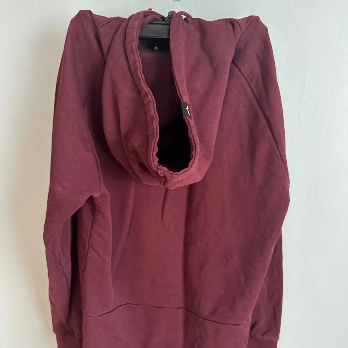 Vinröd hoodie från Dope med tryck - 3