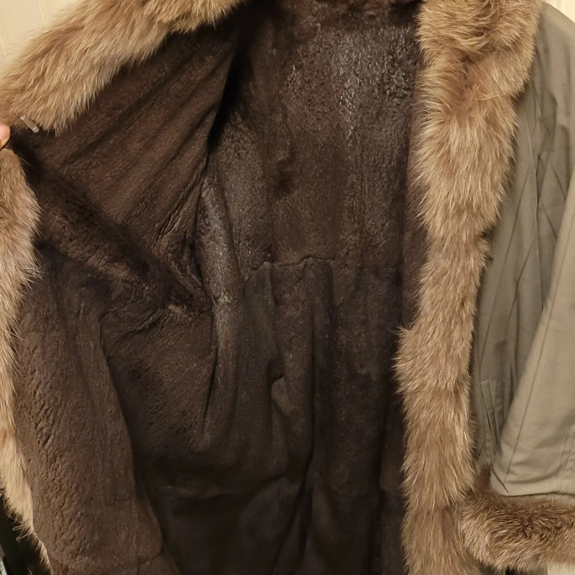 Lång pälsjacka med bruna detaljer - 2