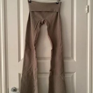 Ribbade beige flare tights - Helt nya och oanvända, går att ha högmidjat och lågmidjat. Färgen syns bäst på de 3 första bilderna.