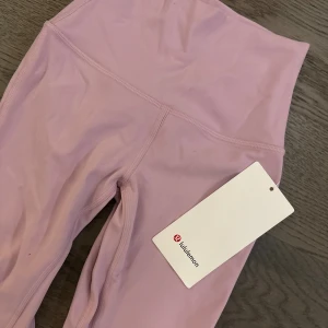 Ljusrosa leggings från Lululemon - Snygga å trendiga-helt oanvända 💘💘