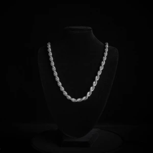 Cordellhalsband - 8mm Silver  - Ett kraftigare cordell-halsband i 316L kirurgiskt rostfritt stål. Halsbandet är tåligt mot både svett, dusch och bad och behåller sin blanka silverfärg länge. Det är allergisäkert och lämnar inga märken på huden. Perfekt för dig som vill ha ett stilrent halsband med lite mer tyngd i designen. Vid frågor är du varmt välkommen att höra av dig!