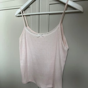 Rosa spets linne  - Rosa pointelle spets linne från Gina Young. Använd 3-4 gånger, mycket fint skick. Storlek 170