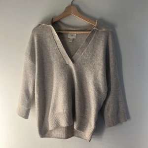 Beige stickad tröja med v-ringning H&M - Beige stickad tröja från H&M i med djup v-ringning och krage. Väldigt fin och i bra skick. Pris kan diskuteras💗