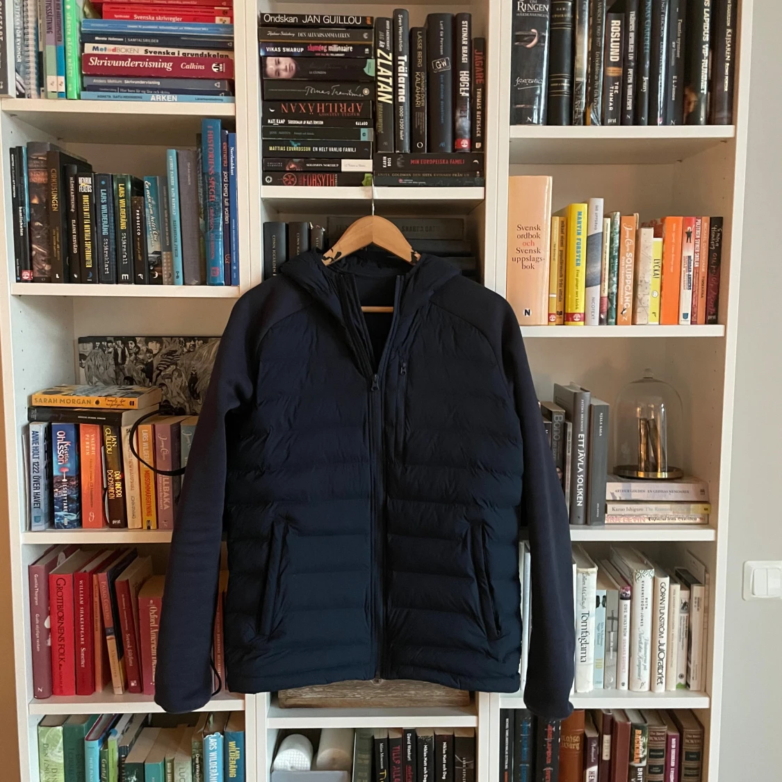 Mörkblå pufferjacka med huva