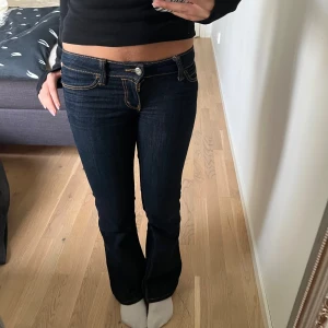 Cheap monday jeans  - Snygga jeans som är slutsålda, köpt i storlek 25/32 men uppsydda så är nu 25/30🥰