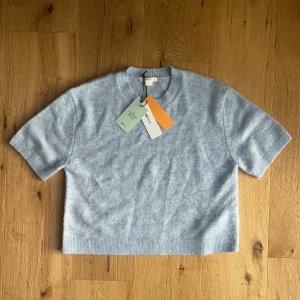 Gina Tricot tröja - Ljusblå stickad Gina Young tröja med korta ärmar. Helt ny, prislappen är kvar. Säljer den då den aldrig kom till användning. Ord. pris 199kr.